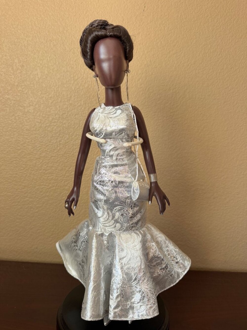 Annie Lee Sass n Class 2004 Sultry in Silver African American Doll LE 0153/2000